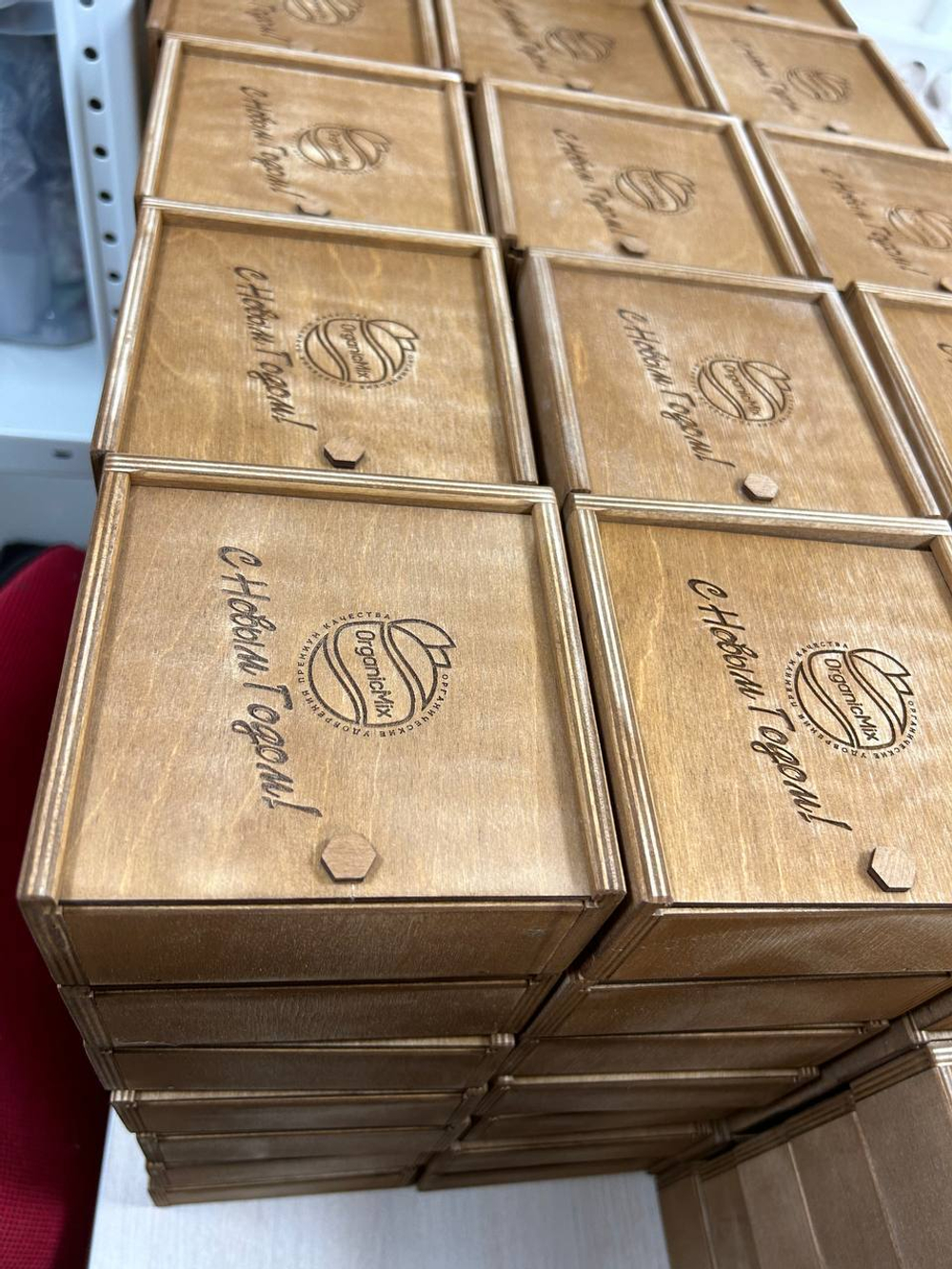 Подарочный корпоративный набор с крем-медом в деревянной шкатулке