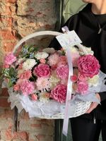 Корзина сборная из кустовых пионовидных роз, одноголовых роз, диантусов, хризантемы и оксипеталума