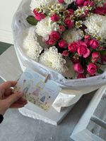 Букет из кустовой пионовидной розы, хризантемы и ромашки