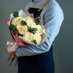 Букет садовых роз Кендилайт с эвкалиптом в оформлении