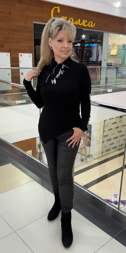 Черный джемпер с белым принтом