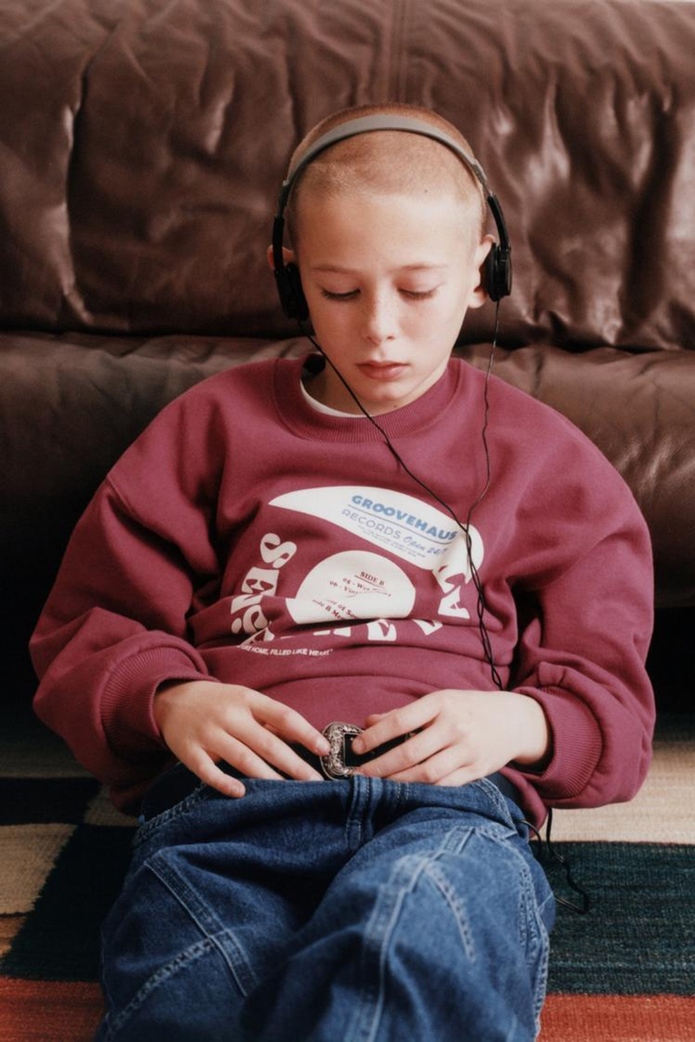 ZARA ТОЛСТОВКА С ВИНИЛОВЫМ ПРИНТОМ, ВИННЫЙ