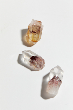 Горный хрусталь с гематитовым фантомом