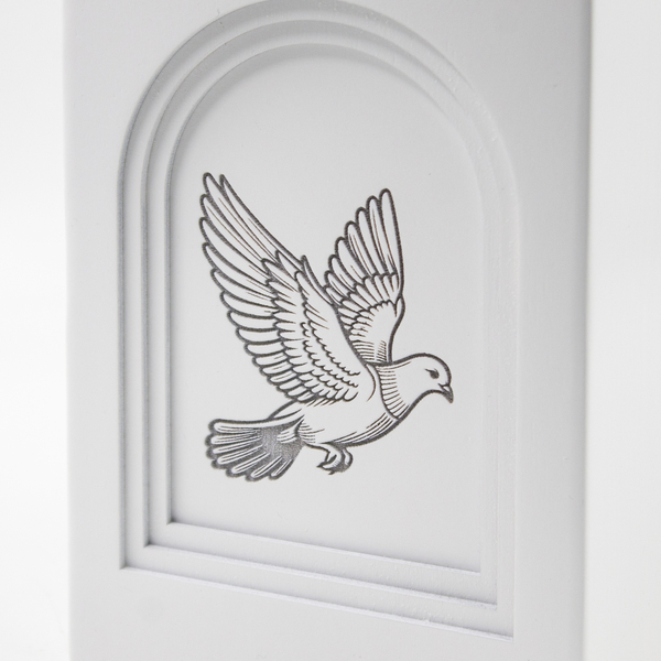 Урна для праха из березы «Арка» белая с гравировкой Голубь