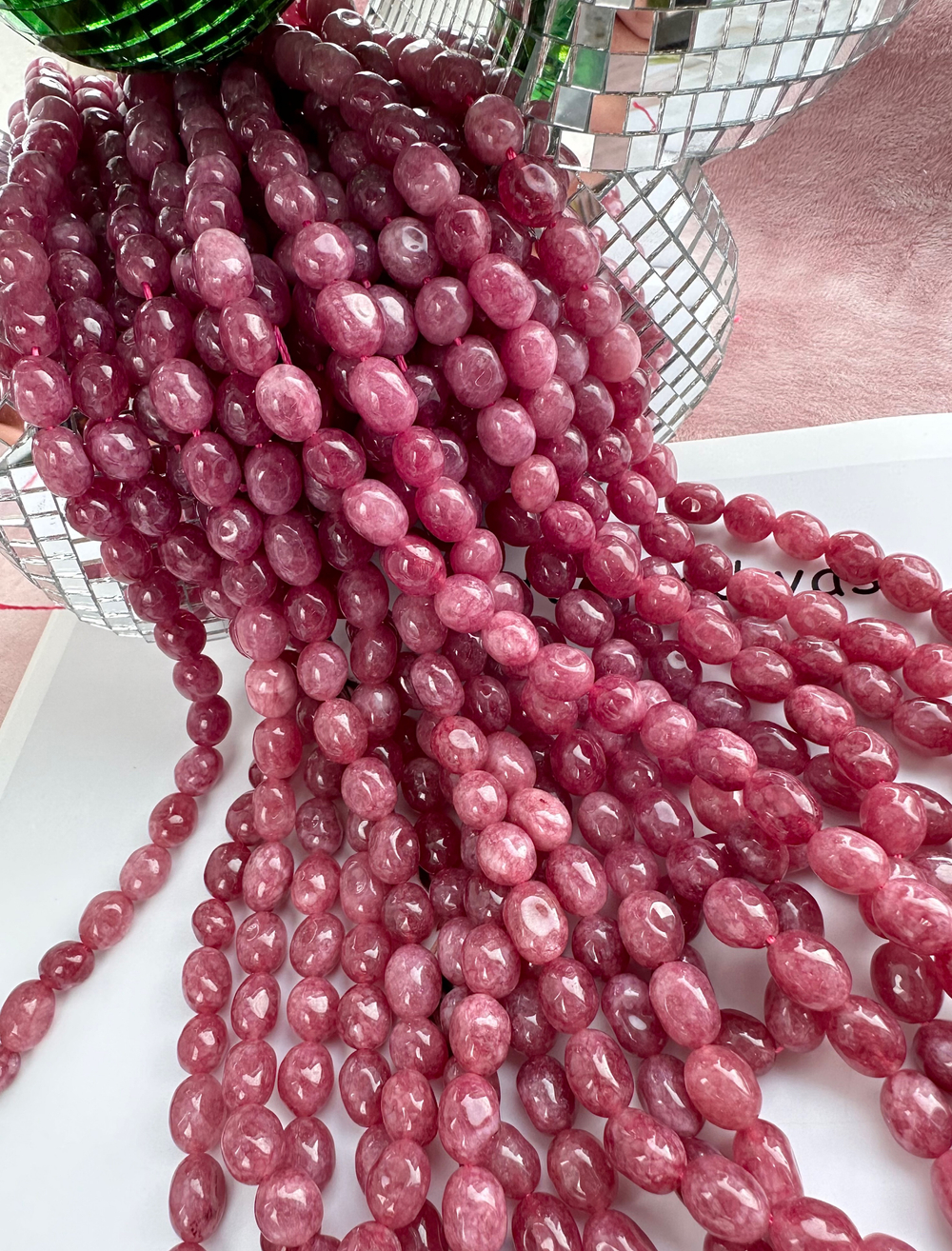 Нить бусин из тонированного кварца 8-8,5мм (галтовка)