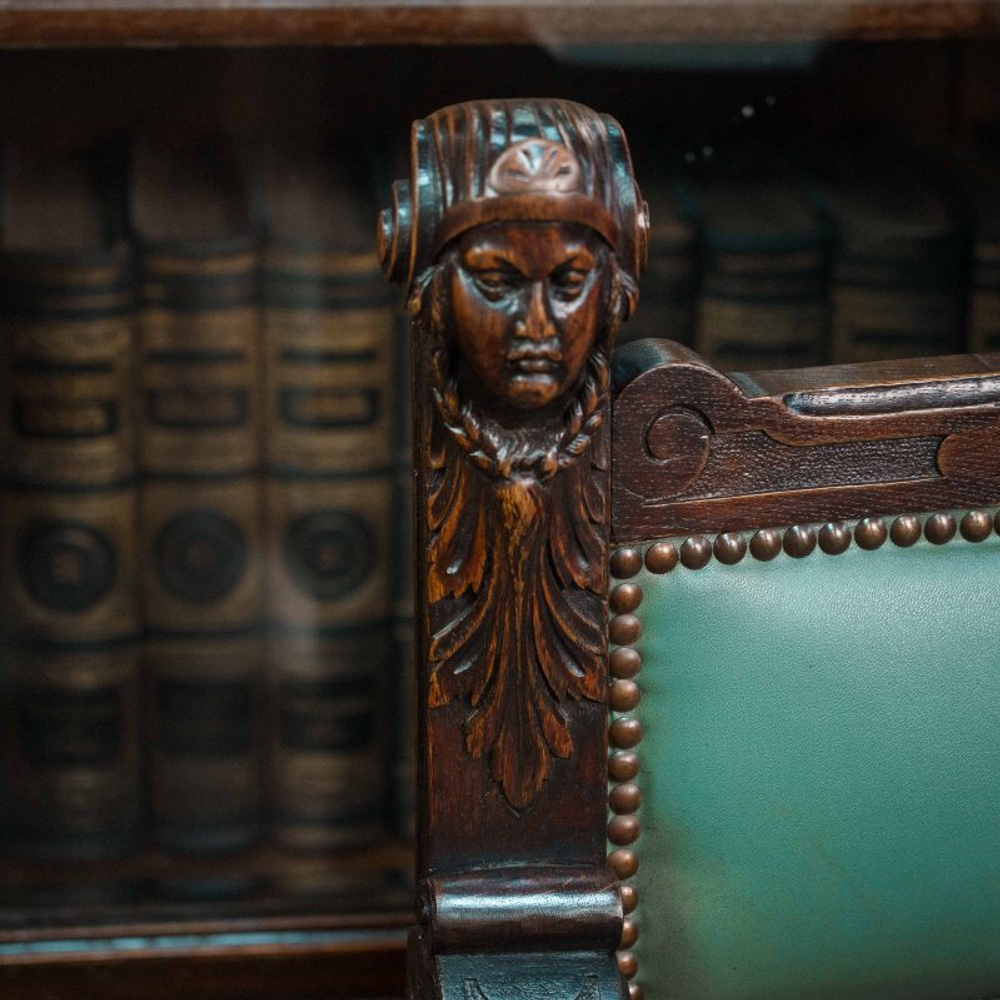 Кресло в Римском стиле