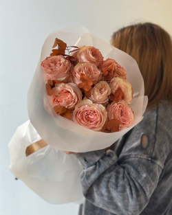 Букет из 9 пионовидных роз Принцесс Краун с эвкалиптом