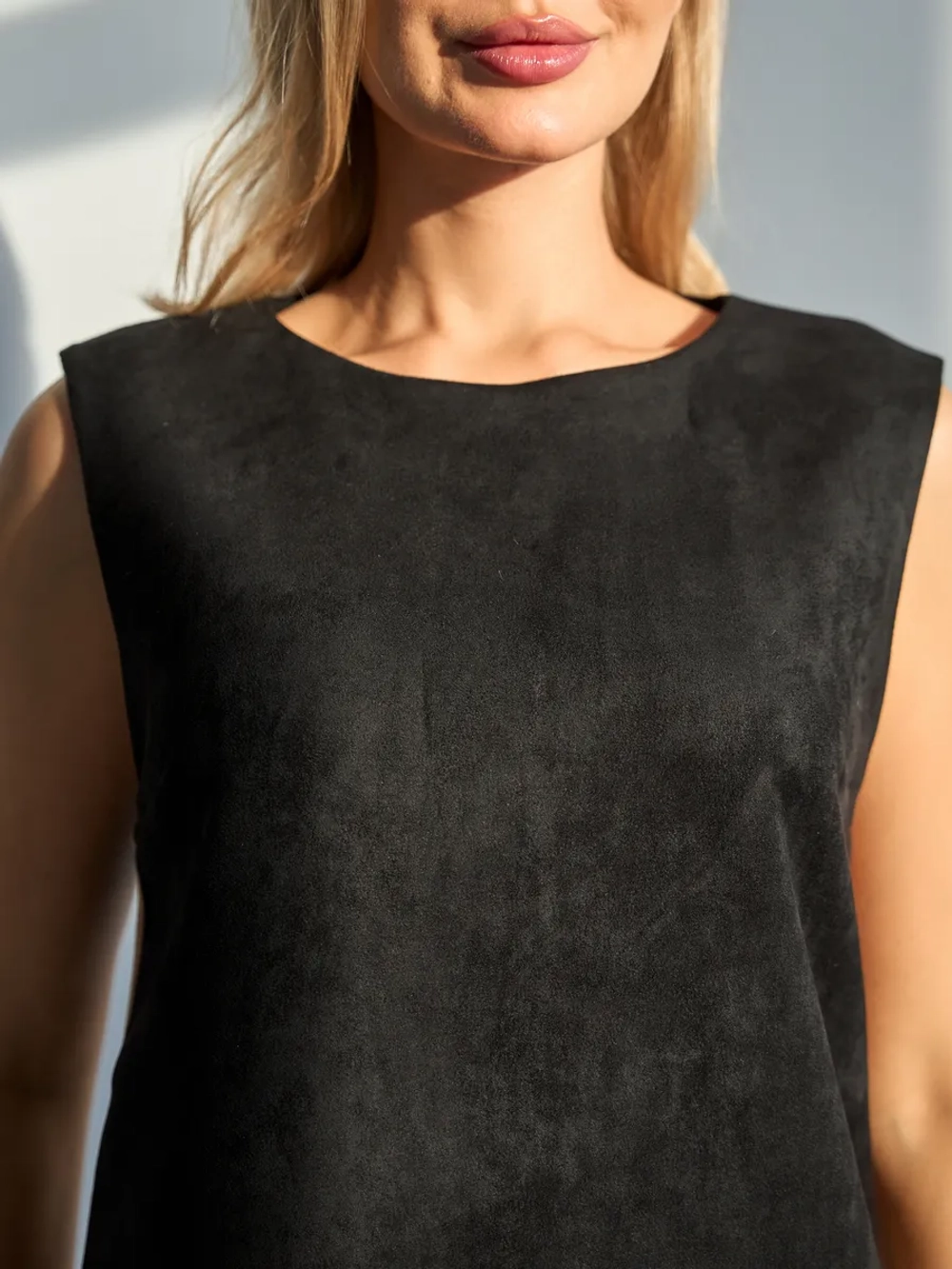 Платье сарафан офисное замшевое А силуэт с лампасами