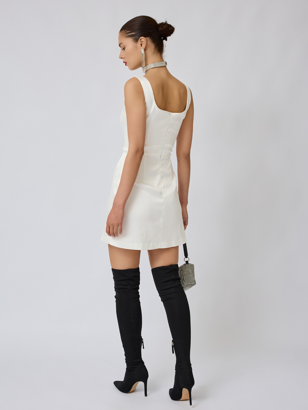 Платье мини из атласа с вырезом каре