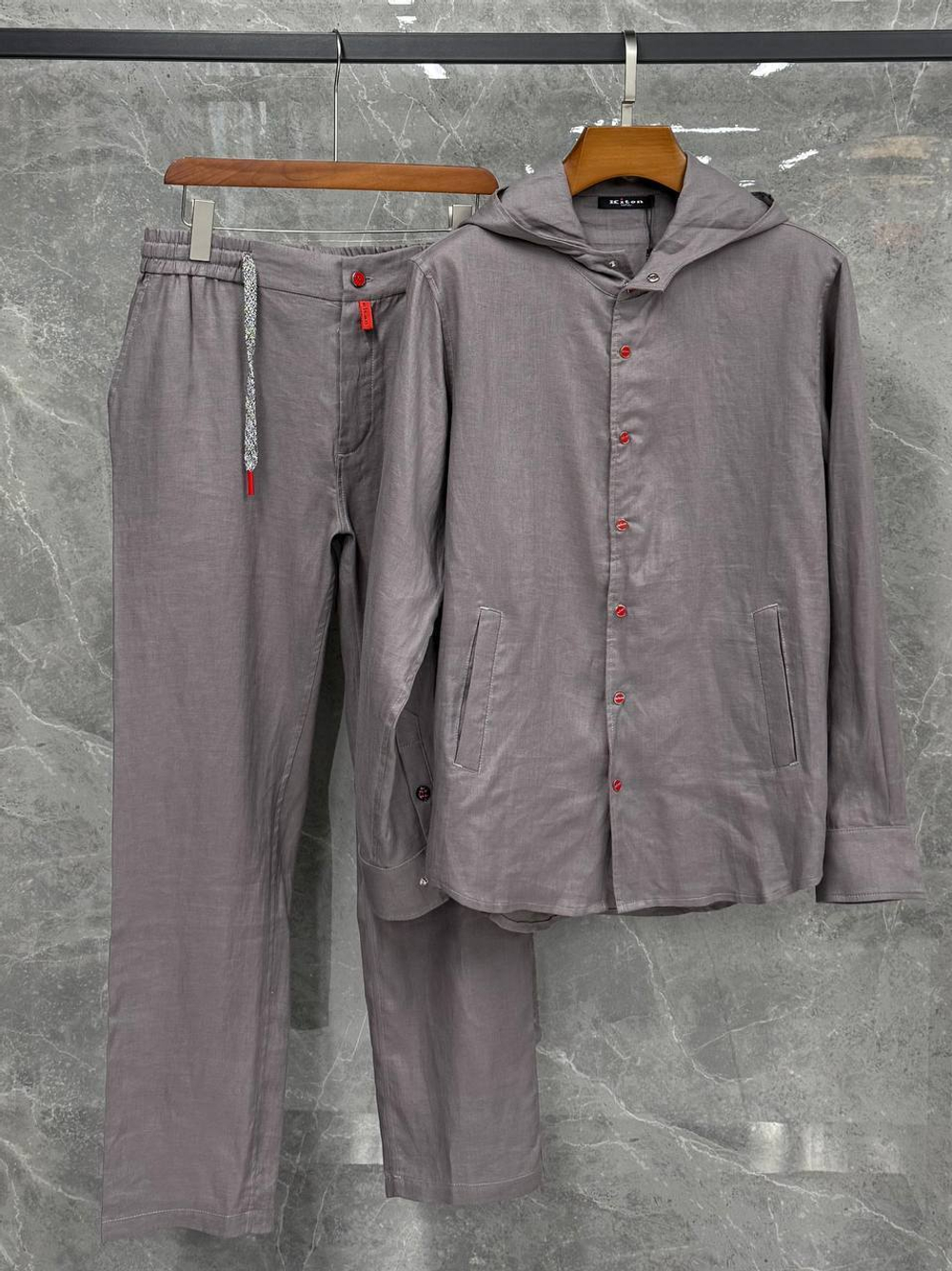 Льняной костюм Kiton