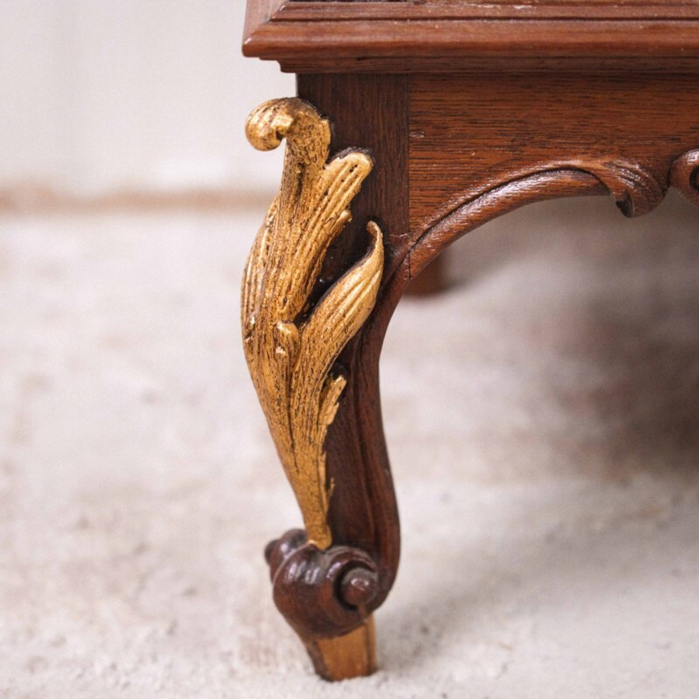 Витрина из дуба с позолотой в стиле Рококо