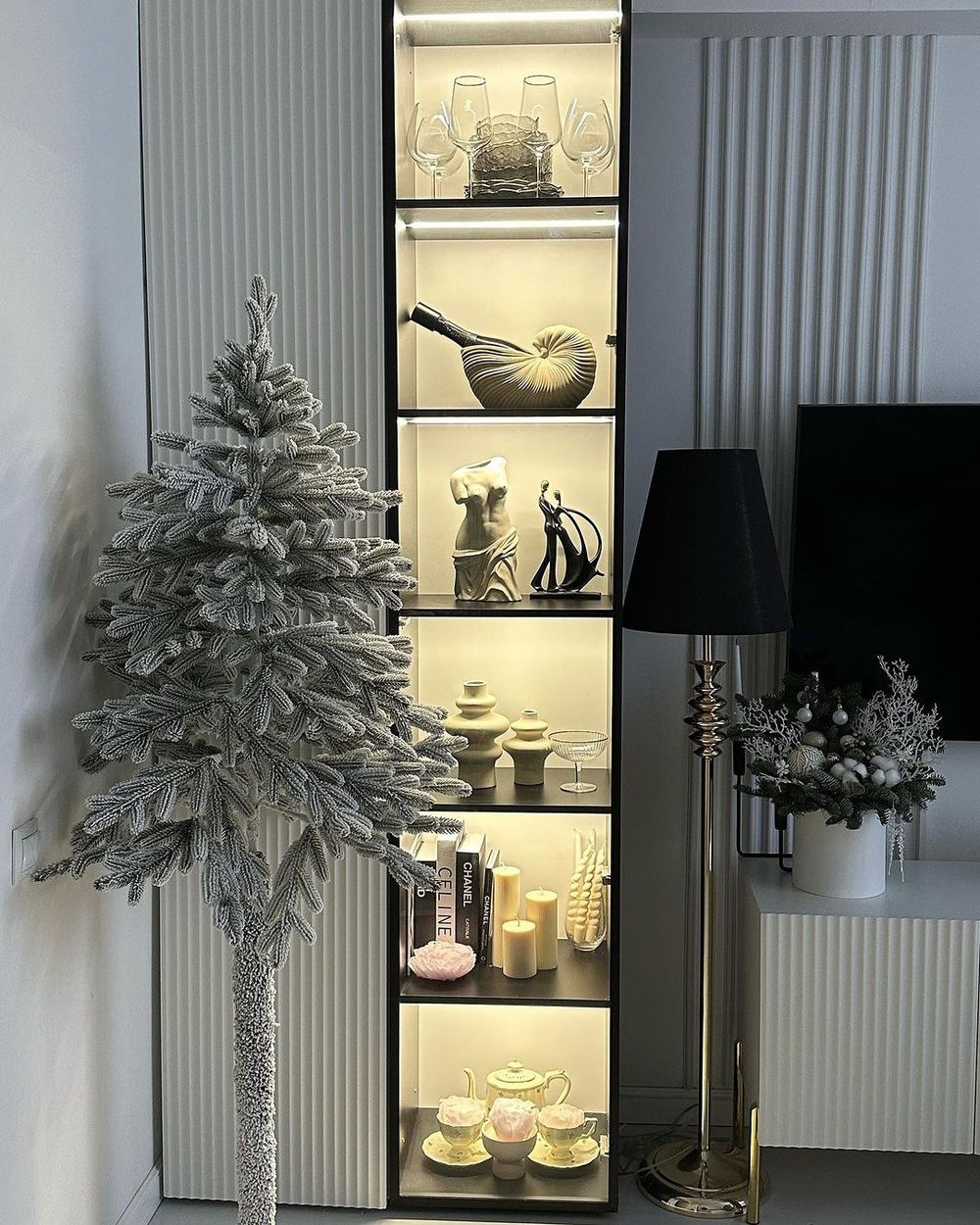 заснеженная ель на ножке