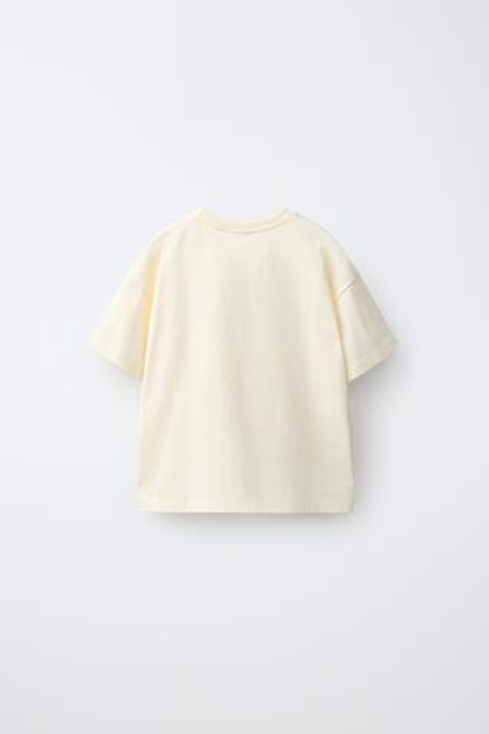 ZARA ФУТБОЛКА С ПРИНТОМ MAMÁ Y PAPÁ, СВЕТЛО-ЖЕЛТЫЙ