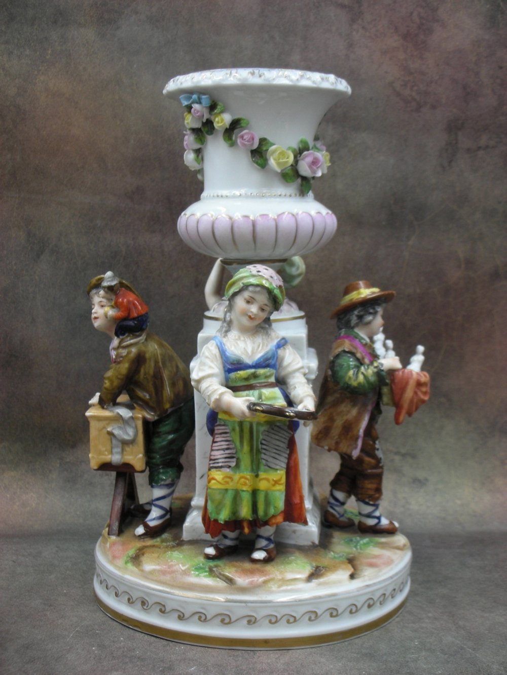 Статуэтка. Фарфор. Дети попрошайки-музыканты у вазона. Volkstedt. Германия