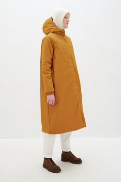 Зимнее пальто миди горчичного цвета