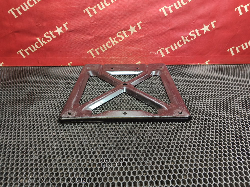 Кронштейн крыла переднего