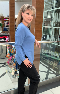 Тонкий джемпер с разрезами по бокам