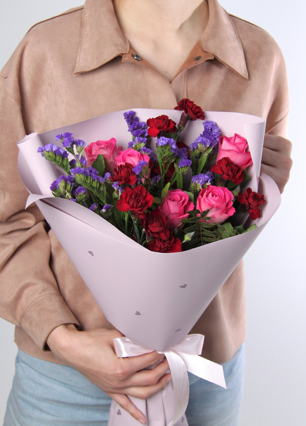 Букет цветов из Розы Кения, Кустовая гвоздика 3 шт, Статица 3 шт, Фисташка в матовой пленке