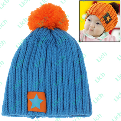 Шапка синего цвета с контрастным помпоном