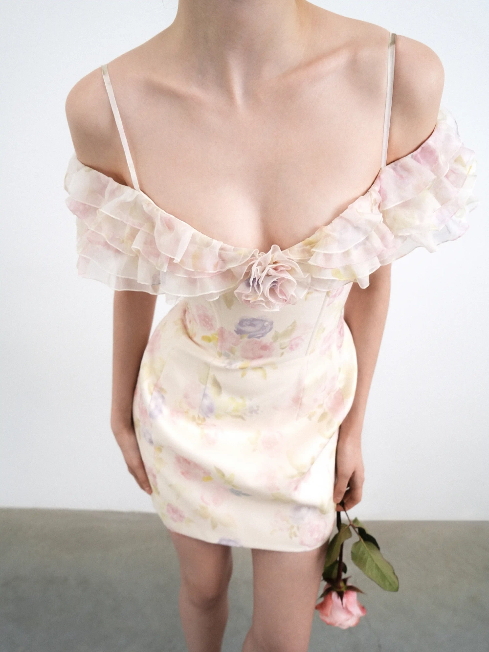 Мэй мини (May mini), платье мини из молочной органзы с цветочным принтом, с рюшами и розой