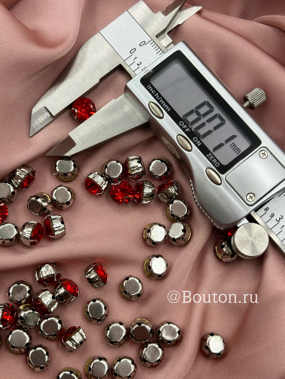 Стразы пришивные в цапах красные
