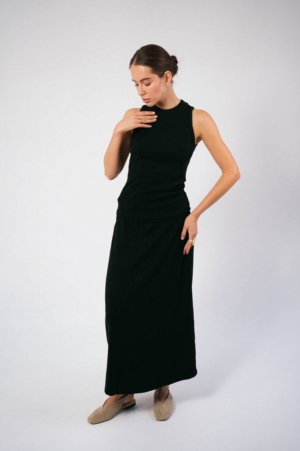 Базовый трикотажный топ из вискозы с вертикальными вытачками