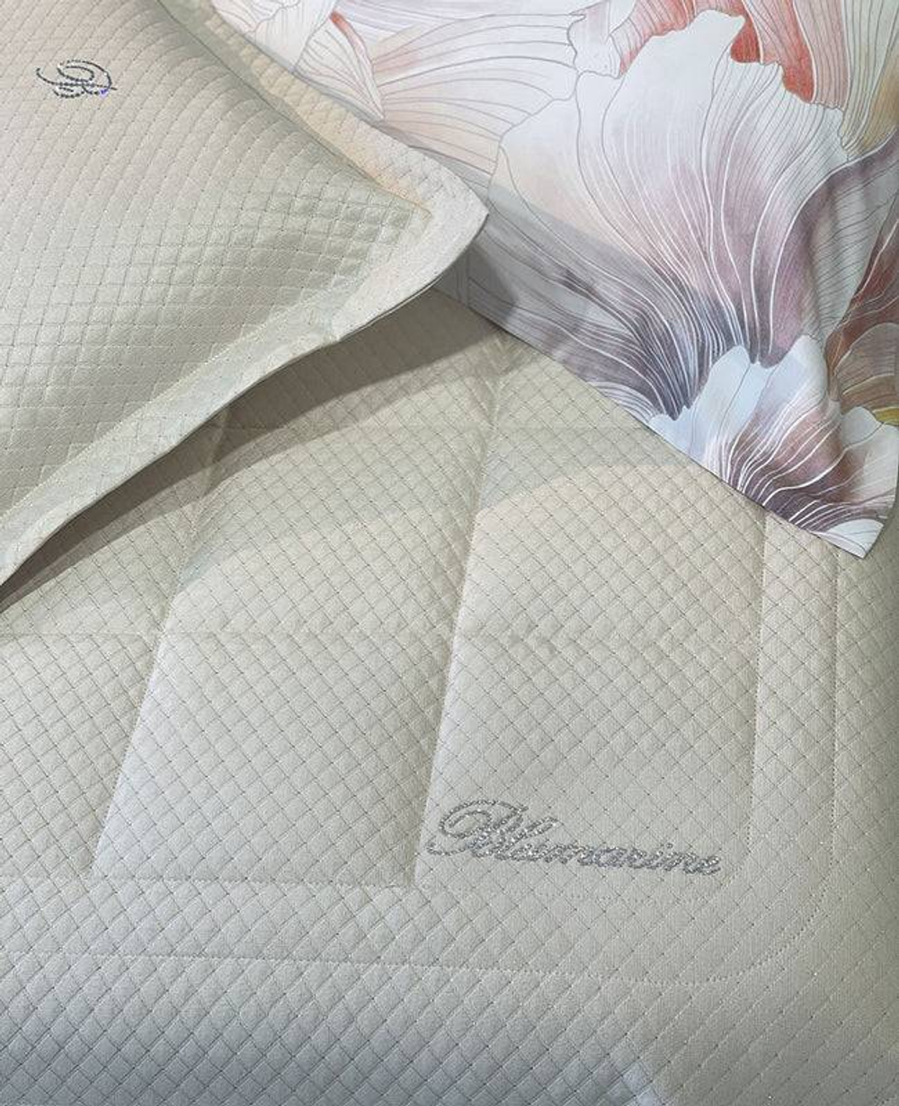 Покрывало 270x270 Blumarine Primizia burro молочного цвета