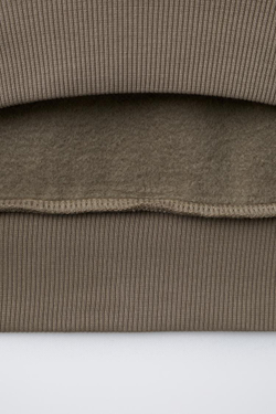 ZARA КОМПЛЕКТ ИЗ ТОЛСТОВКИ И ДЖОГГЕРОВ С ТЕКСТОВЫМ ПАТЧЕМ, КОРИЧНЕВЫЙ