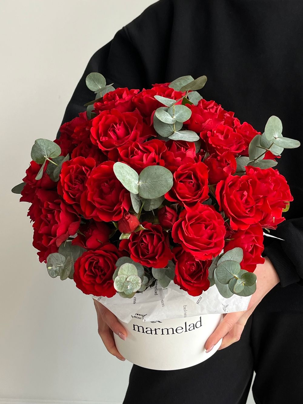 Цветочная коробка из красных кустовых роз и эвкалипта размер S