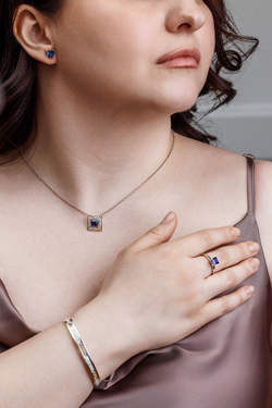 Кольцо из серебра с центральной вставкой из выращенной синей шпинели