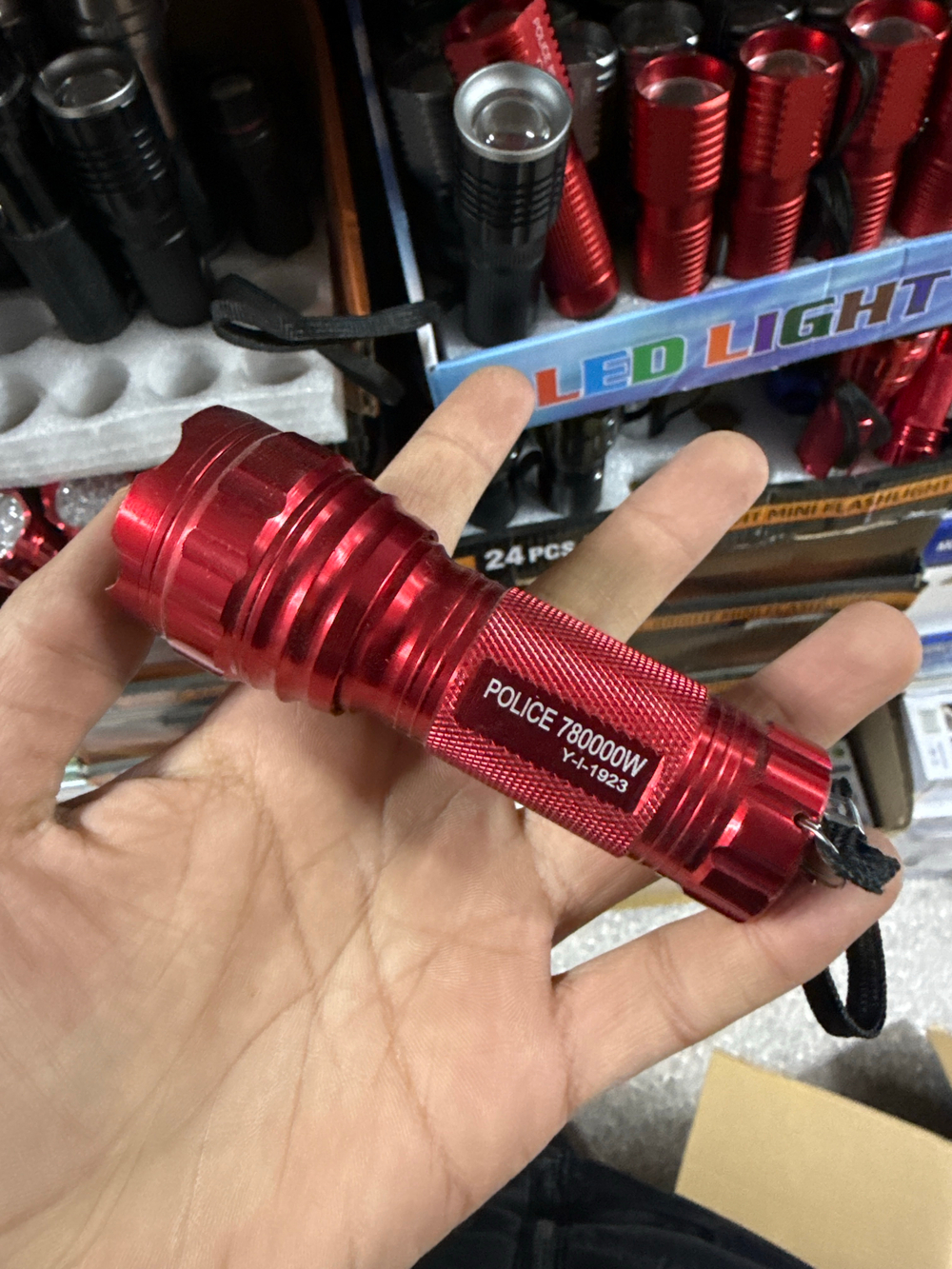 Фонарик ручной от батарейки  Y-l-1923