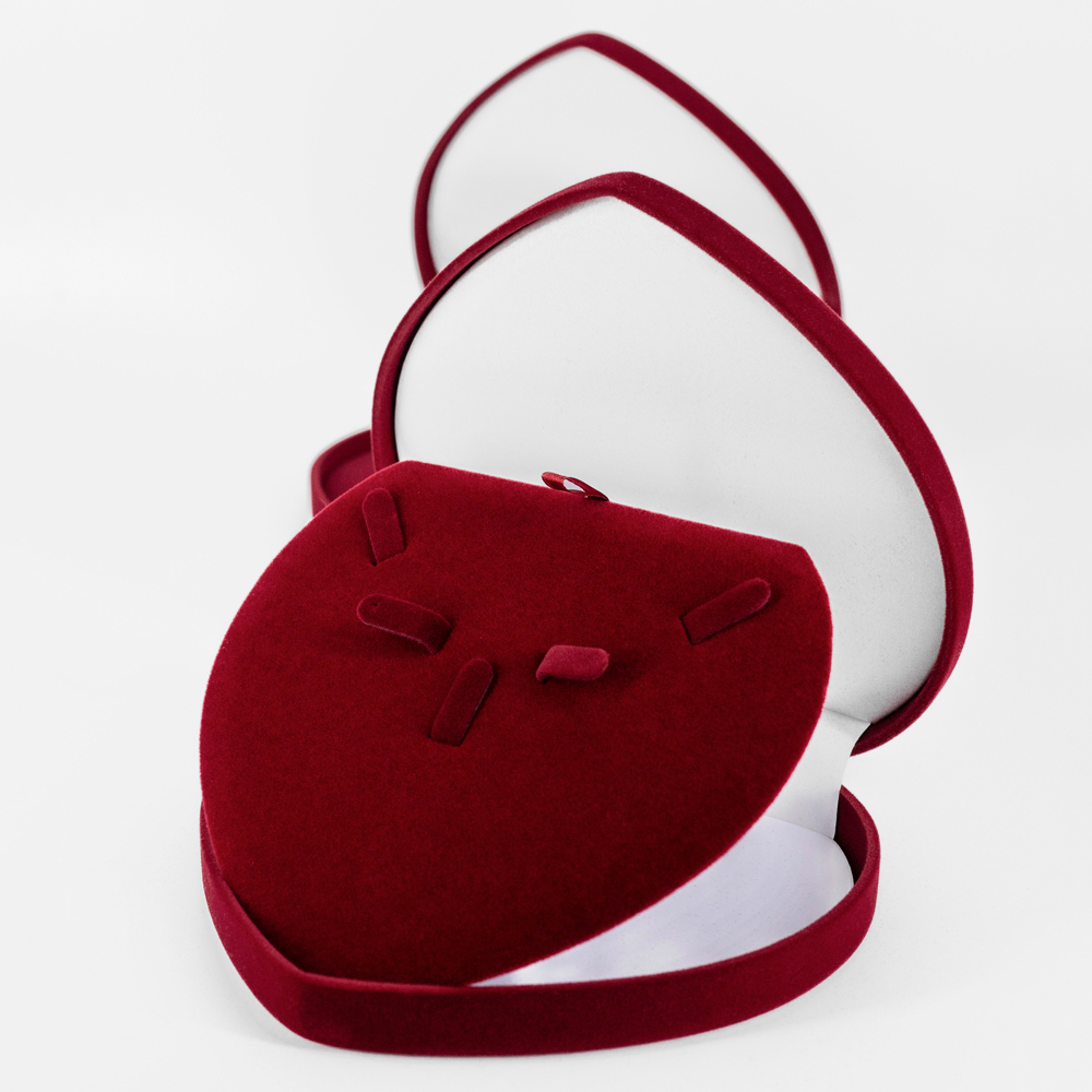 Ювелирный футляр в форме большого сердца для комплекта