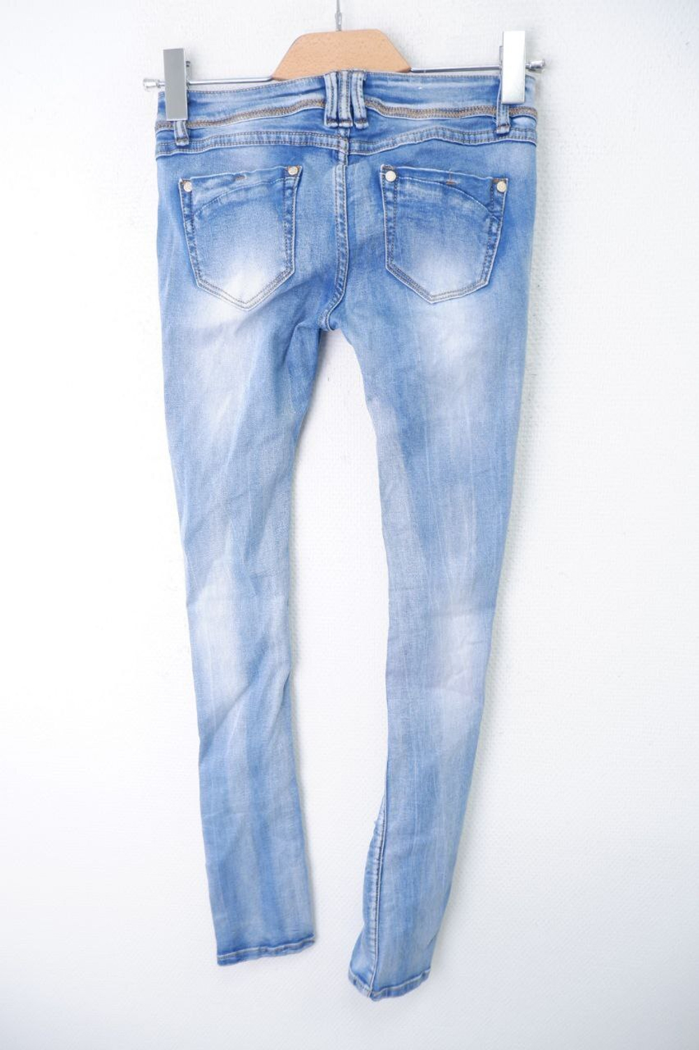 Джинсы "рваные" с бабочками 44 размер