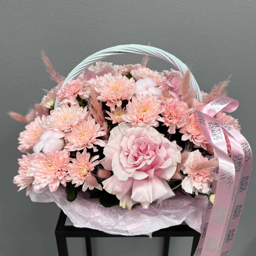 Композиция в корзине с французскими розами и персиковой хризантемой