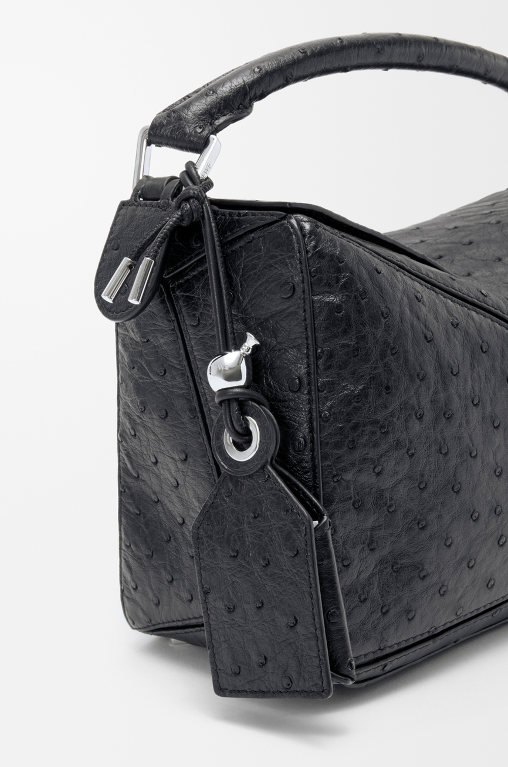 Loewe Маленькая сумка Puzzle Featherlight из страусиной кожи, черный