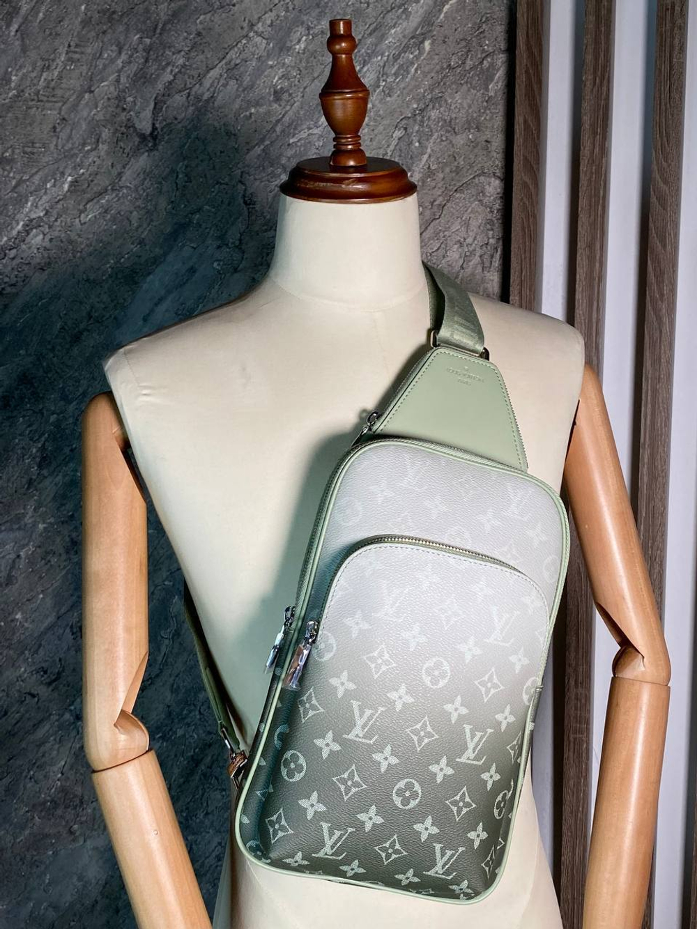 Сумка-слинг Louis Vuitton
