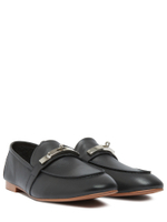 Женские кожаные чёрные лоферы с металлической вставкой