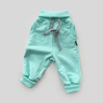 Комплект – футболка прямого кроя с новогодней надписью, джоггеры, моксы и игрушка