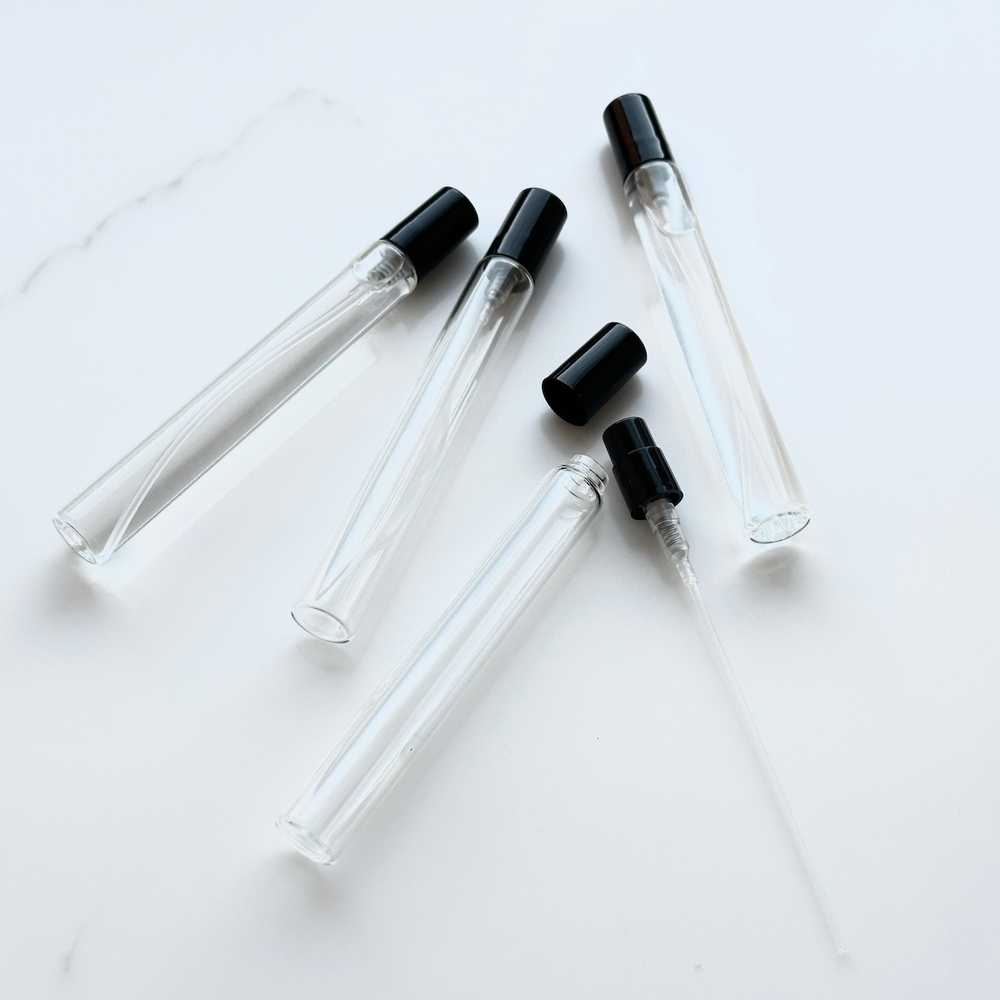 НОВИНКА! 30 КОМПЛЕКТОВ: Флакон STICK 10 ml из тонкого стекла в комплекте с черным глянцевым пластиковым самозащелкивающимся спреем и черным пластиковым колпачком.