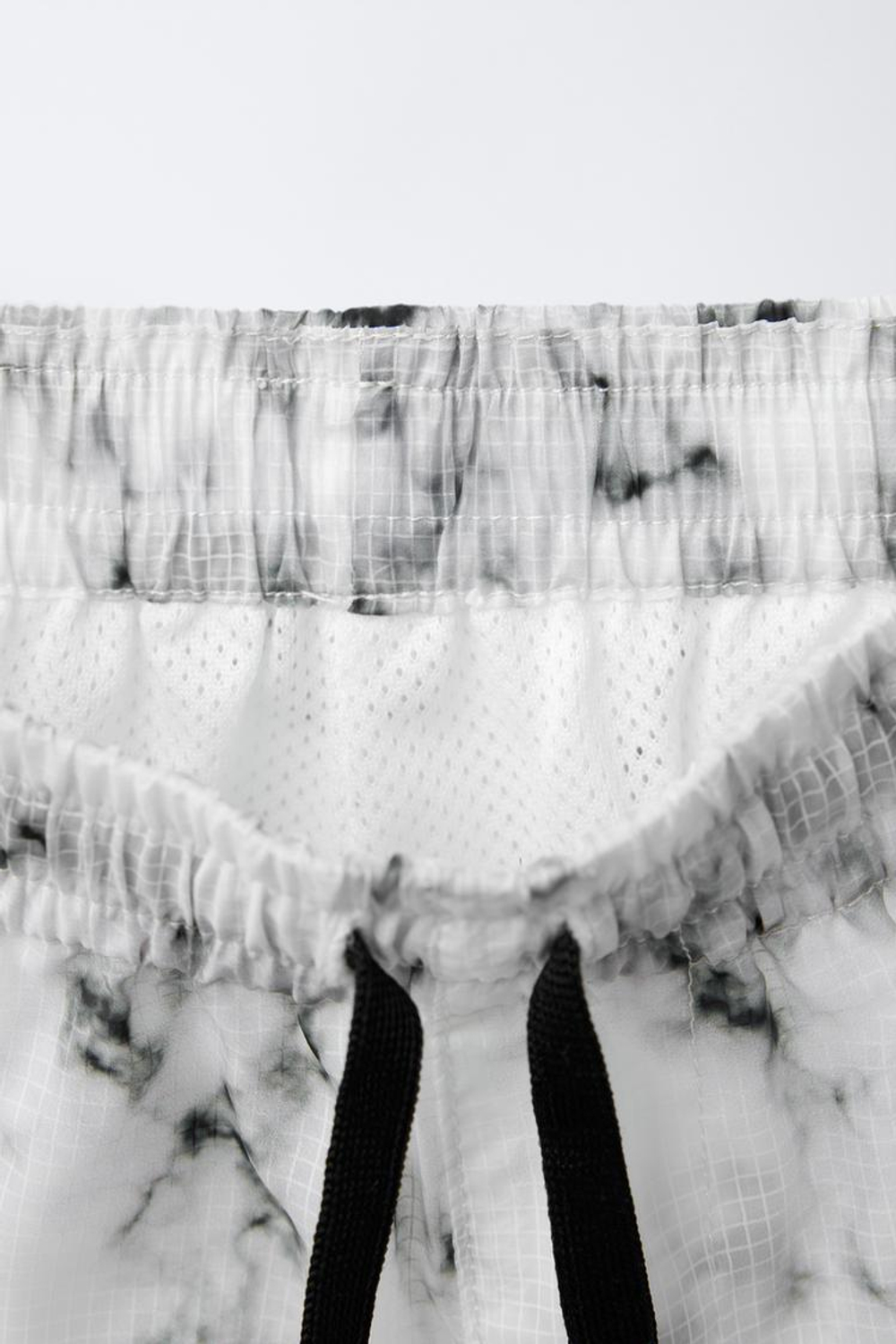 ZARA ШОРТЫ С ПРИНТОМ ТАЙ-ДАЙ, БЕЛЫЙ/ЧЕРНЫЙ