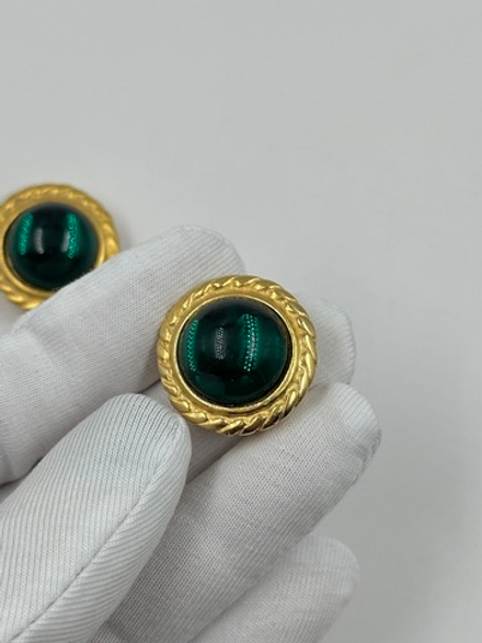 Накладка на пуговицу с зелёным кабошоном