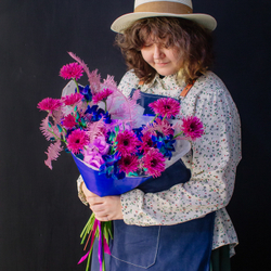 29. Неоновый авторский букет с гермини и орхидеей