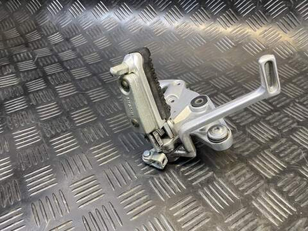 Подножка водительская правая Suzuki GSX1300R 99-07 053434