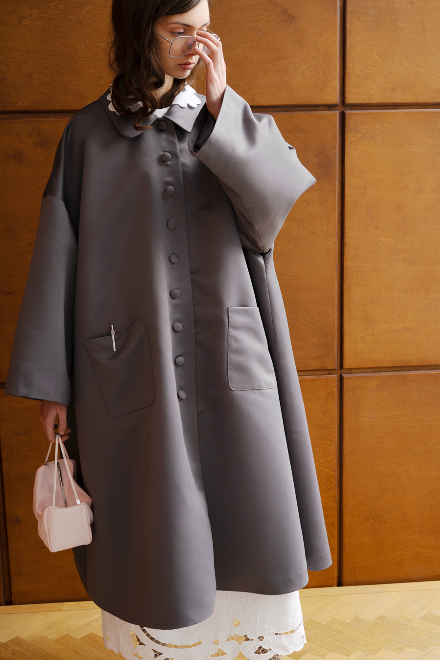 Атласный плащ с вышивкой лебедя