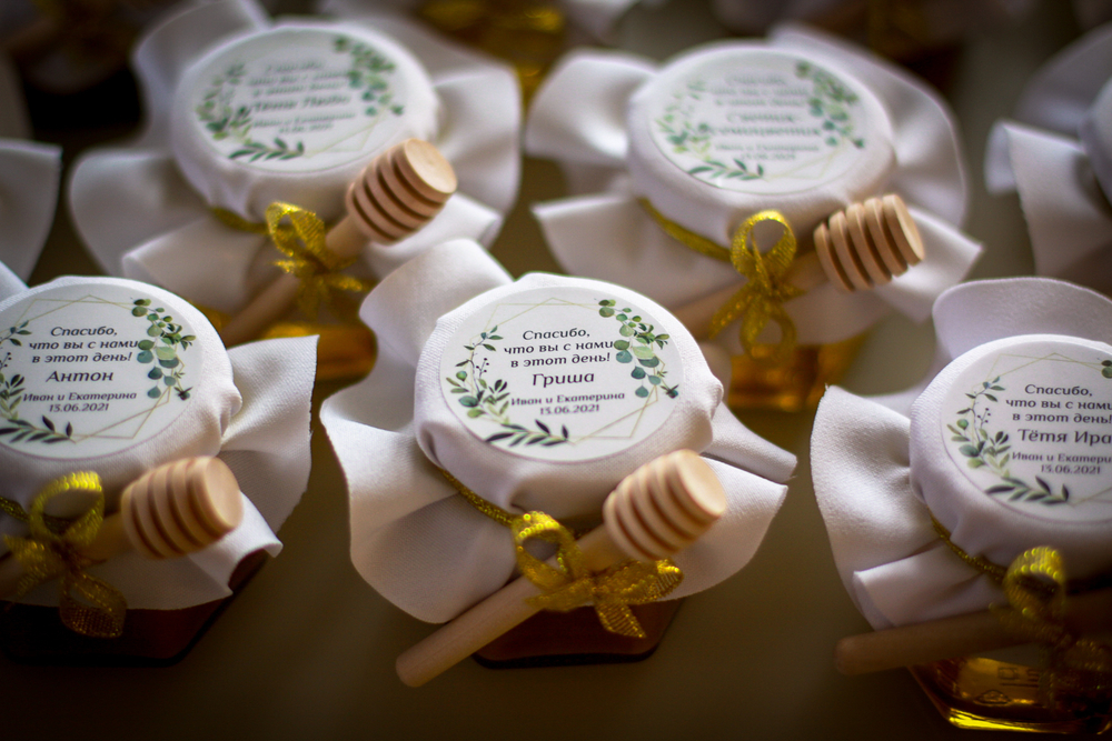 Бонбоньерка с медом на свадьбу с именной наклейкой