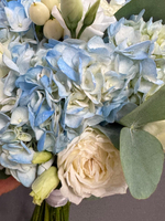 Букет невесты с голубой гортензией и бутоньеркой