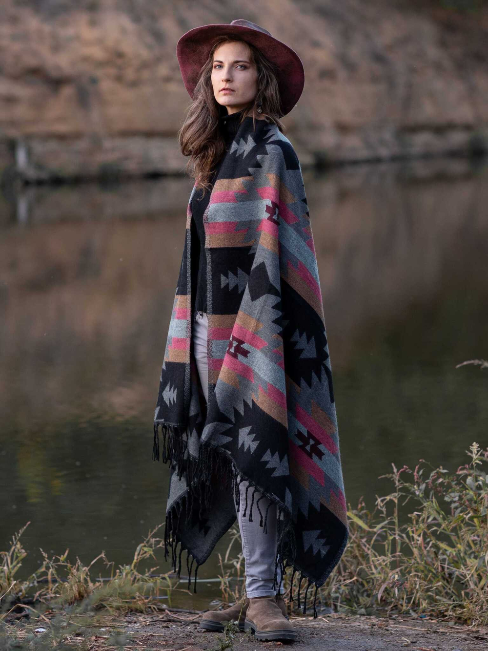 Палантин теплый с орнаментом Навахо