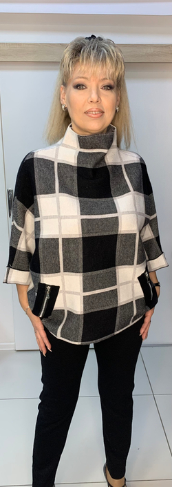 Теплый джемпер в черно-белую клетку