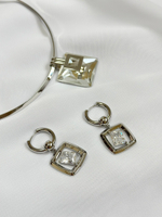 Серьги прозрачный прямоугольный кристалл в серебряном квадрате, замок скоба