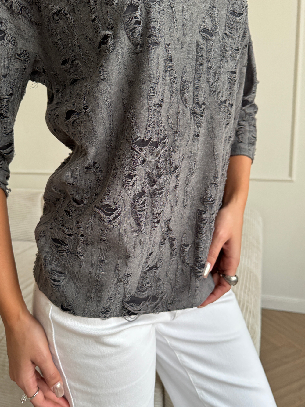 Серая женская блузка из фактурного трикотажа с рукавом 3/4